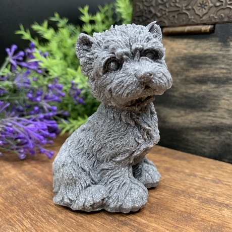 Handgefertigter Terrier aus Stein/Sand/Glas und Harz
