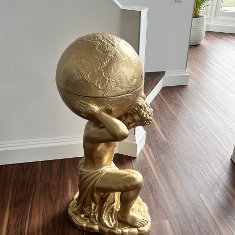 Atlas der Bars mit Kuppel. 109 cm.