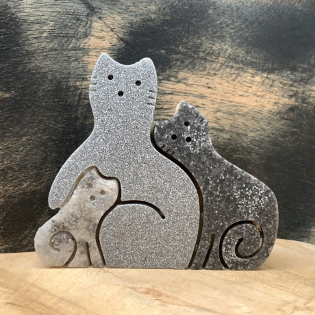 Katzenfamilie (handgefertigt) aus Natursteinen/Sand/Harz
