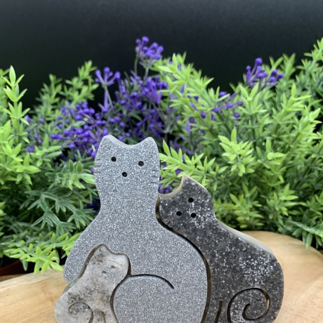 Katzenfamilie (handgefertigt) aus Natursteinen/Sand/Harz