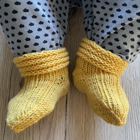 Babysocken - handgestrickt - bis etwa 3 Monate