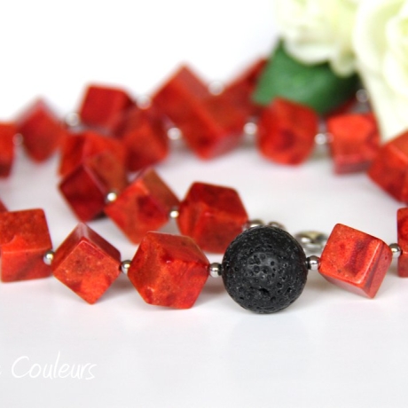 kurze Korallen-Würfel-Halskette in Rot mit schwarzer Lava-Kugel