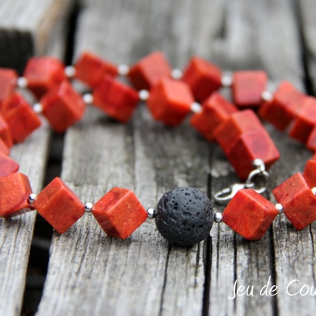 kurze Korallen-Würfel-Halskette in Rot mit schwarzer Lava-Kugel