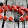 kurze Korallen-Würfel-Halskette in Rot mit schwarzer Lava-Kugel