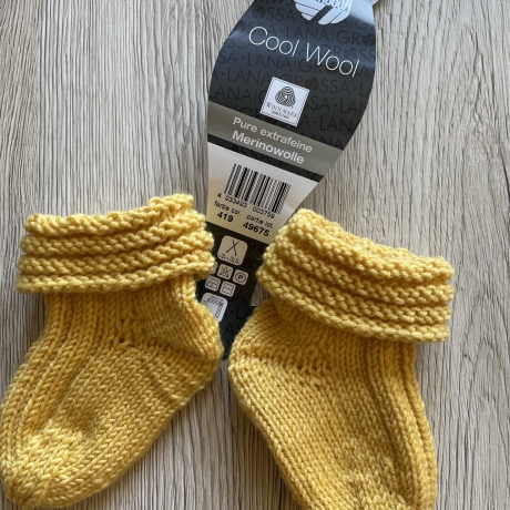 Babysocken - handgestrickt - bis etwa 3 Monate