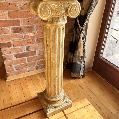 Hohe griechische Säule mit goldenen Verzierungen.100 cm.