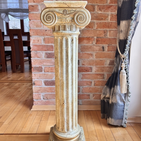Hohe griechische Säule mit goldenen Verzierungen.100 cm.
