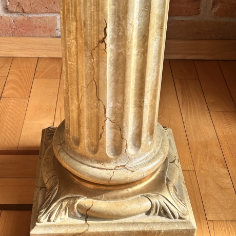 Hohe griechische Säule mit goldenen Verzierungen.100 cm.