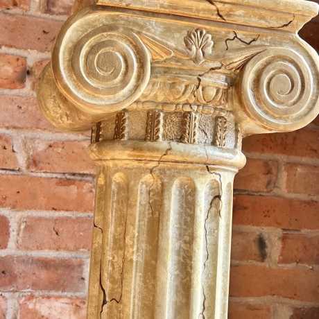 Hohe griechische Säule mit goldenen Verzierungen.100 cm.