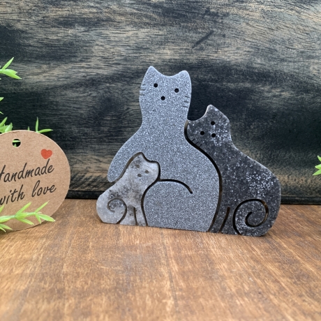 Katzenfamilie (handgefertigt) aus Natursteinen/Sand/Harz