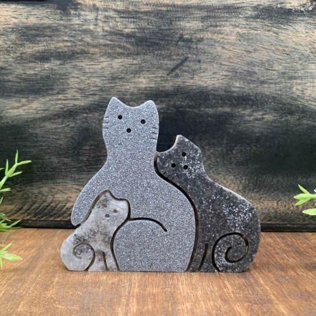 Katzenfamilie (handgefertigt) aus Natursteinen/Sand/Harz