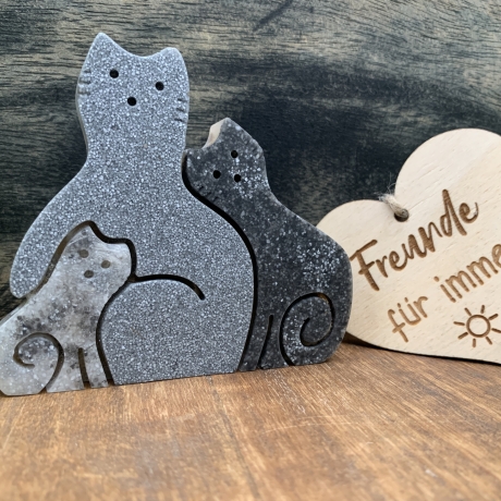 Katzenfamilie (handgefertigt) aus Natursteinen/Sand/Harz