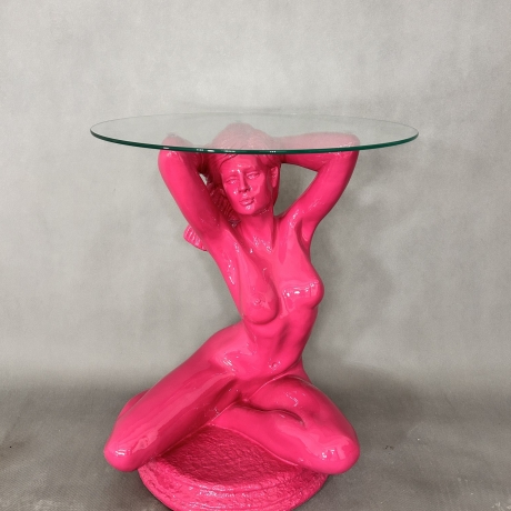 Wunderschöner Tisch, sitzende Frau. 51 cm.