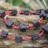 Lava-Würfel-Halskette in Schwarz mit rot gefärbten Koralle-Kugeln