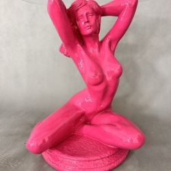 Wunderschöner Tisch, sitzende Frau. 51 cm.