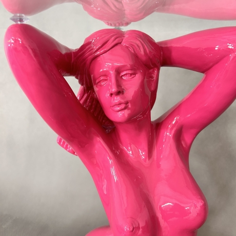 Wunderschöner Tisch, sitzende Frau. 51 cm.