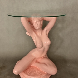 Wunderschöner Tisch, sitzende Frau. 51 cm.