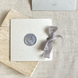 Pfau • Quadratische Klappkarte mit Seidenband & Umschlag