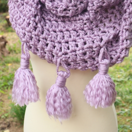 Schal gehäkelt Wickelschal lila Strickmode mit Troddeln weich