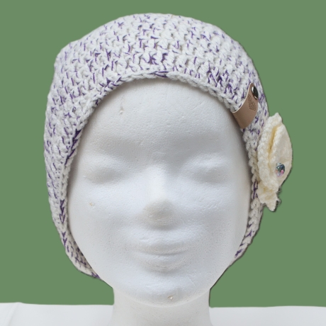 Mütze gehäkelt groß wollweiß und dunkellila  Beanie Häkelmütze 