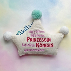 Stickdatei Kronenkissen Prinzessin ITH Kissen Krone Text & Blanko Stickdatei Kronenkissen Prinzessin ITH Kissen Krone Text & Blanko