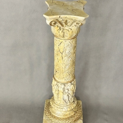 Schöne, reich verzierte griechische Säule. 74 cm.
