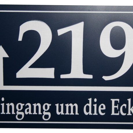 Hausnummer mit Richtungspfeil 15 x 20 cm Lasergravur