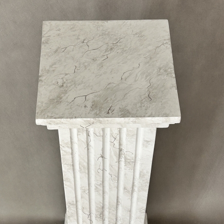 Schön bemalte griechische Säule. 84 cm.