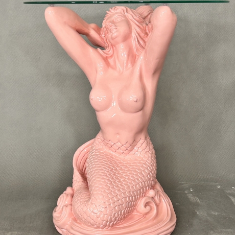 Wunderschöner Tisch, sitzende Meerjungfrau. 56 cm.