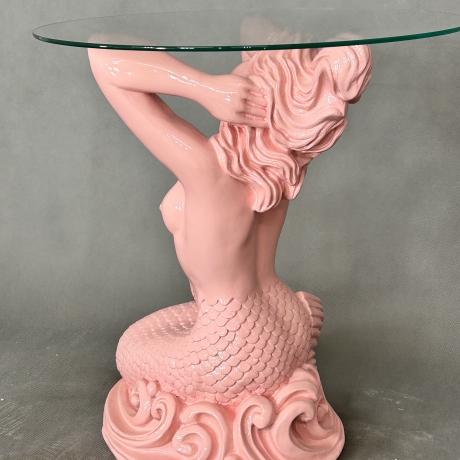 Wunderschöner Tisch, sitzende Meerjungfrau. 56 cm.