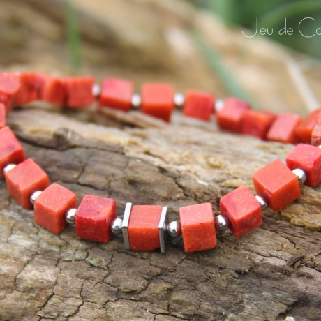 elastisches Korallenwürfel-Armband in Rot mit Edelstahl-Elementen