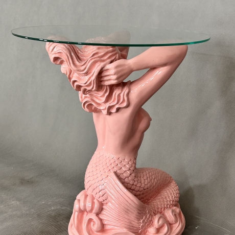 Wunderschöner Tisch, sitzende Meerjungfrau. 56 cm.