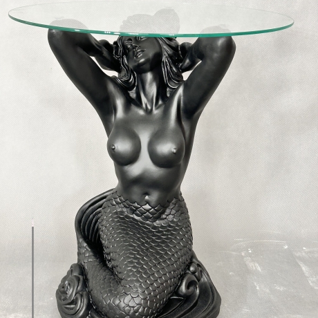 Wunderschöner Tisch, sitzende Meerjungfrau. 56 cm.