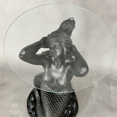 Wunderschöner Tisch, sitzende Meerjungfrau. 56 cm.