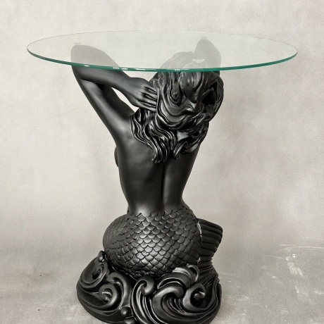 Wunderschöner Tisch, sitzende Meerjungfrau. 56 cm.