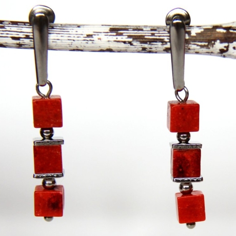 Korallenwürfel-Edelstahlohrstecker in Rot mit Edelstahl-Elementen