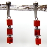 Korallenwürfel-Edelstahlohrstecker in Rot mit Edelstahl-Elementen
