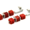 Korallenwürfel-Edelstahlohrstecker in Rot mit Edelstahl-Elementen