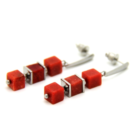 Korallenwürfel-Edelstahlohrstecker in Rot mit Edelstahl-Elementen