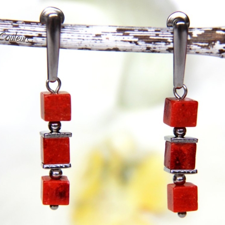 Korallenwürfel-Edelstahlohrstecker in Rot mit Edelstahl-Elementen