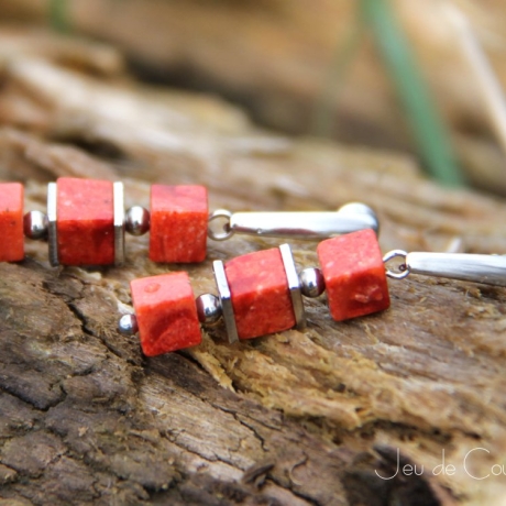 Korallenwürfel-Edelstahlohrstecker in Rot mit Edelstahl-Elementen