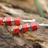 Korallenwürfel-Edelstahlohrstecker in Rot mit Edelstahl-Elementen