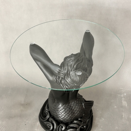 Wunderschöner Tisch, sitzende Meerjungfrau. 56 cm.