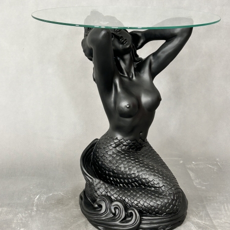 Wunderschöner Tisch, sitzende Meerjungfrau. 56 cm.