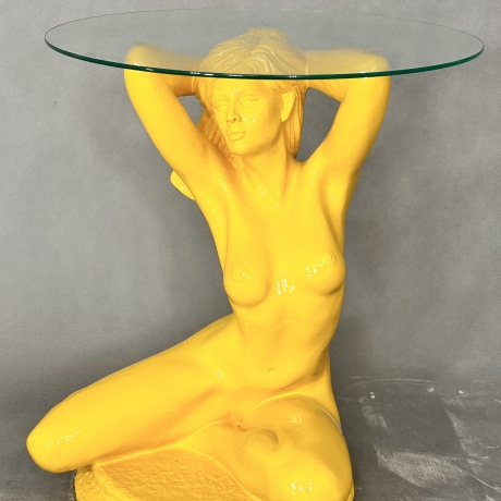Wunderschöner Tisch, sitzende Frau. 51 cm.