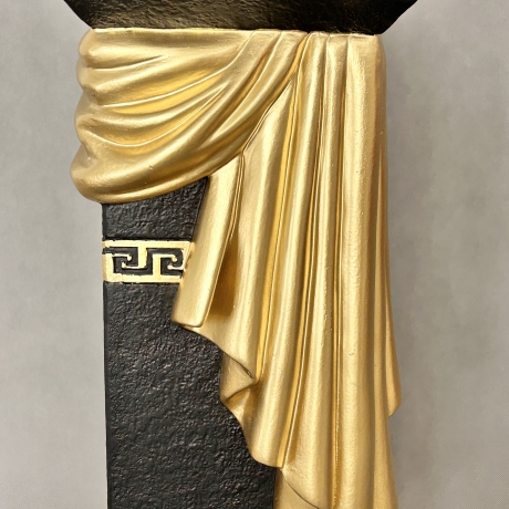 Griechische Säule mit Band und Muster. 80 cm.