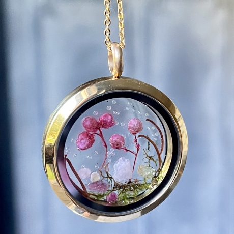 Vergoldetes Edelstahl Medaillon mit Blüten, Moos Edelsteinen