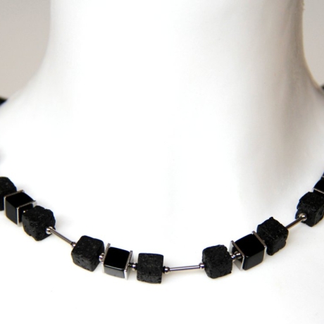 kurze Onyx-Würfel-Halskette in Schwarz mit Edelstahl-Elementen