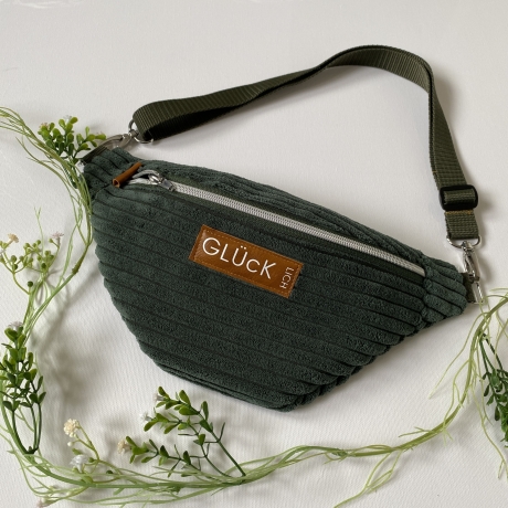 Handmade Bauchtasche Crossbodybag Cord grün Label Reißverschluss 
