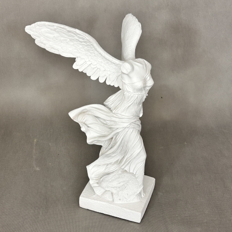 Schöne Figur der Nike von Samothrake. 39 cm.